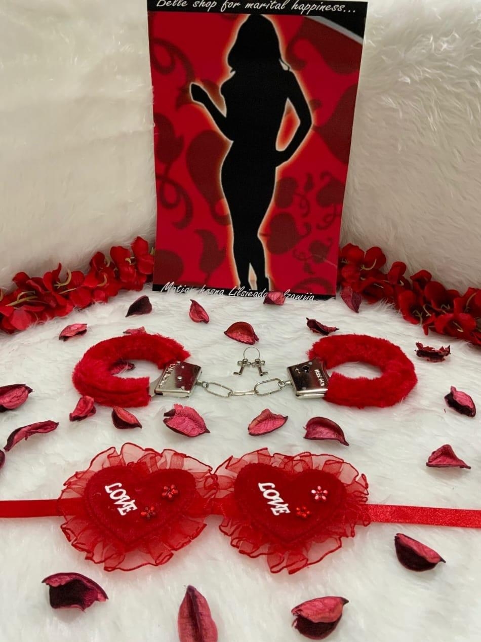 كلبشات مع غطاء العيون